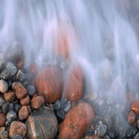 Канада-Онтарио-Маратон вълна, катастрофираща на скали на плажа Pebble от галерия Jaynes