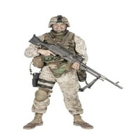 Войник в камуфлажна бойна униформа, стояща с картечница. Печат на плакат от Oleg Zabielin Stocktrek изображения